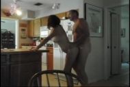 Anne transando com marido dentro da cozinha