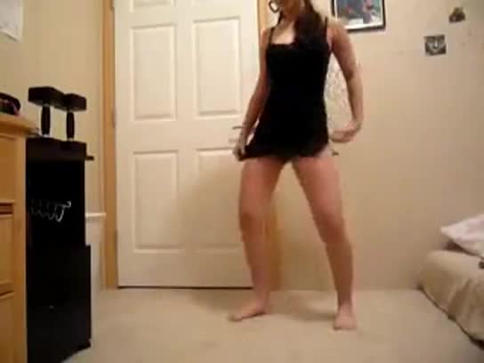 Novinha dançando e tirando a calcinha