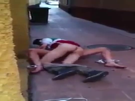 Casal flagrado fazendo sexo na calçada