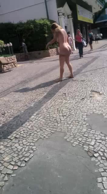 Puta bêbada rolando pelada na rua da cidade